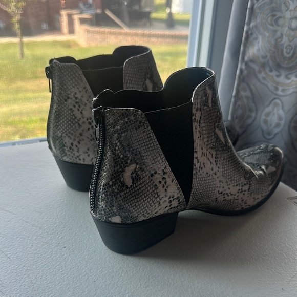 NWOT Esprit Gray Ankle Boots with Shimmery Pattern size 8M - Picture 3 of 5